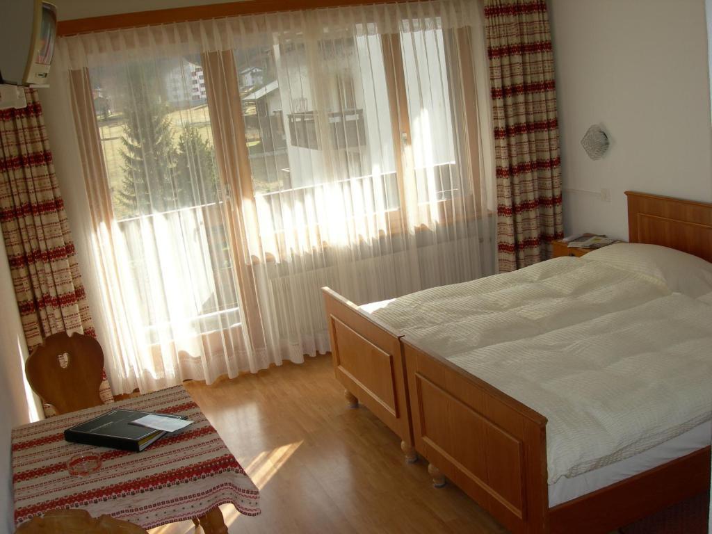 Hotel Adler Saas-Grund Rum bild