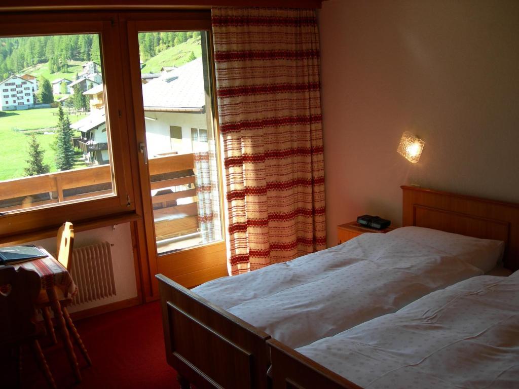 Hotel Adler Saas-Grund Rum bild