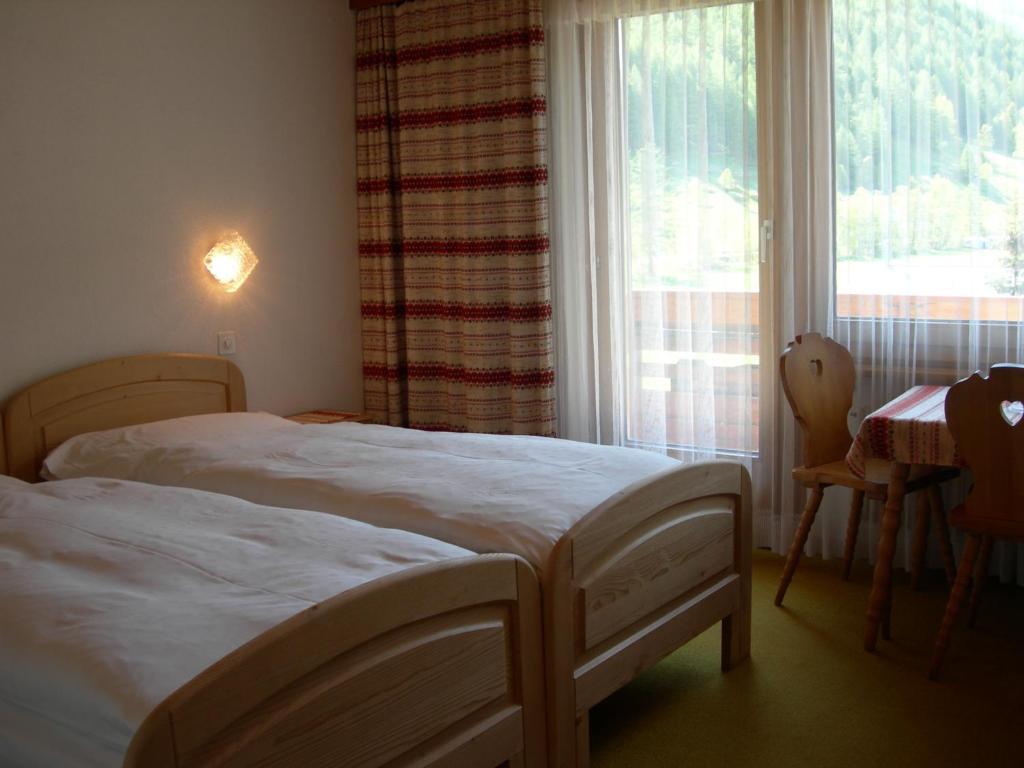 Hotel Adler Saas-Grund Rum bild